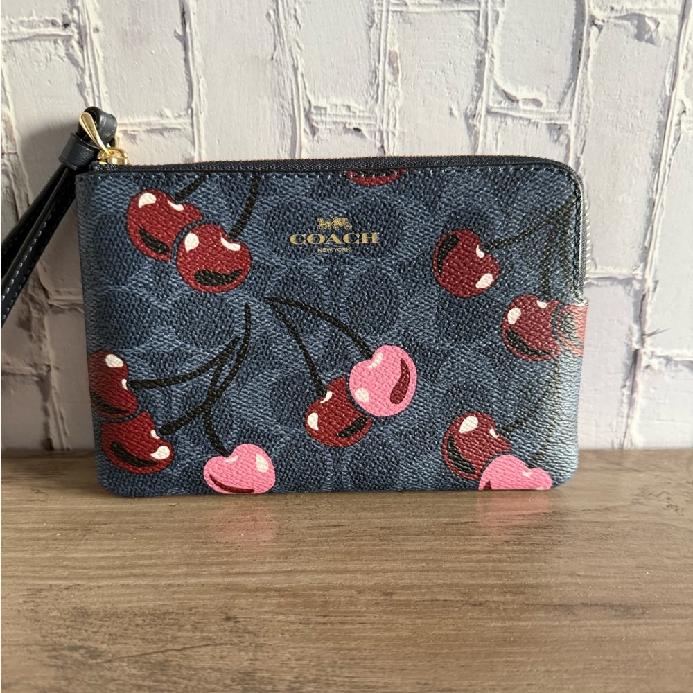 NWT Last chance Price is firm Coach Corner Zip Wristlet In Signature With cherry